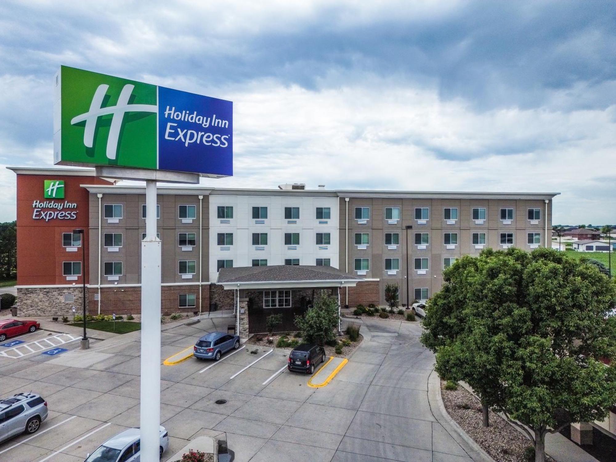 Holiday Inn Express Hastings By Ihg Exterior foto