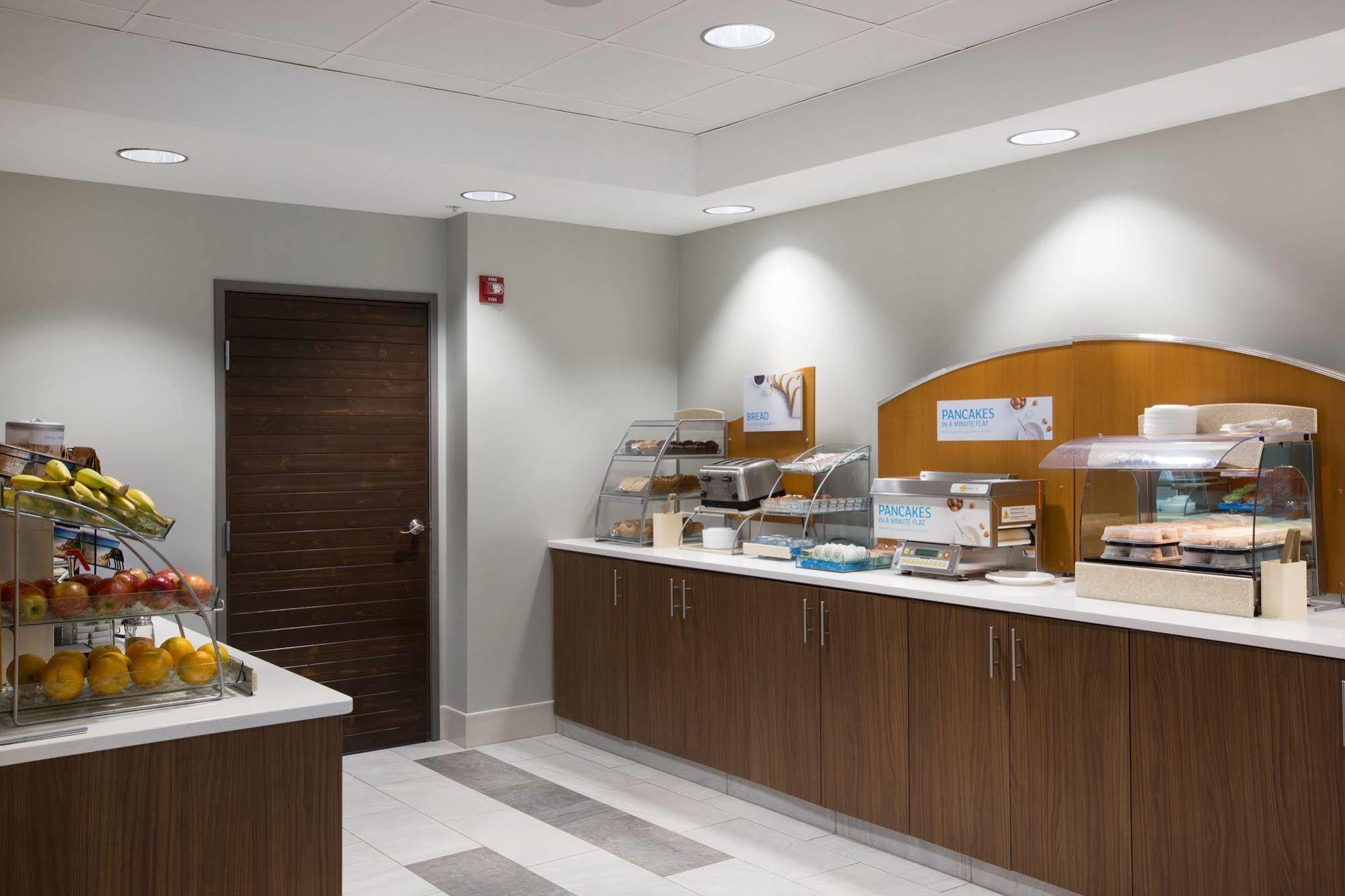 Holiday Inn Express Hastings By Ihg Exterior foto