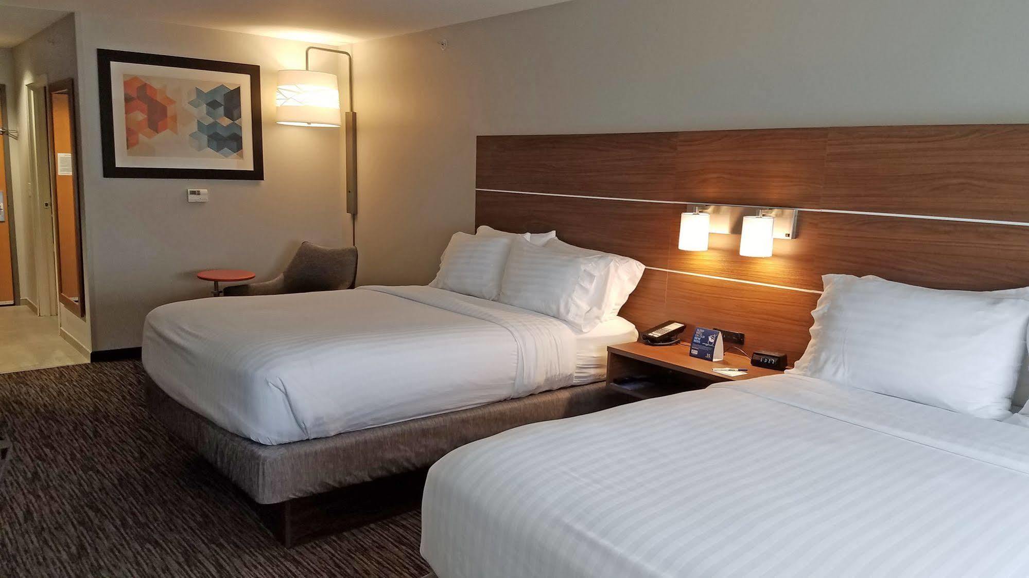 Holiday Inn Express Hastings By Ihg Exterior foto