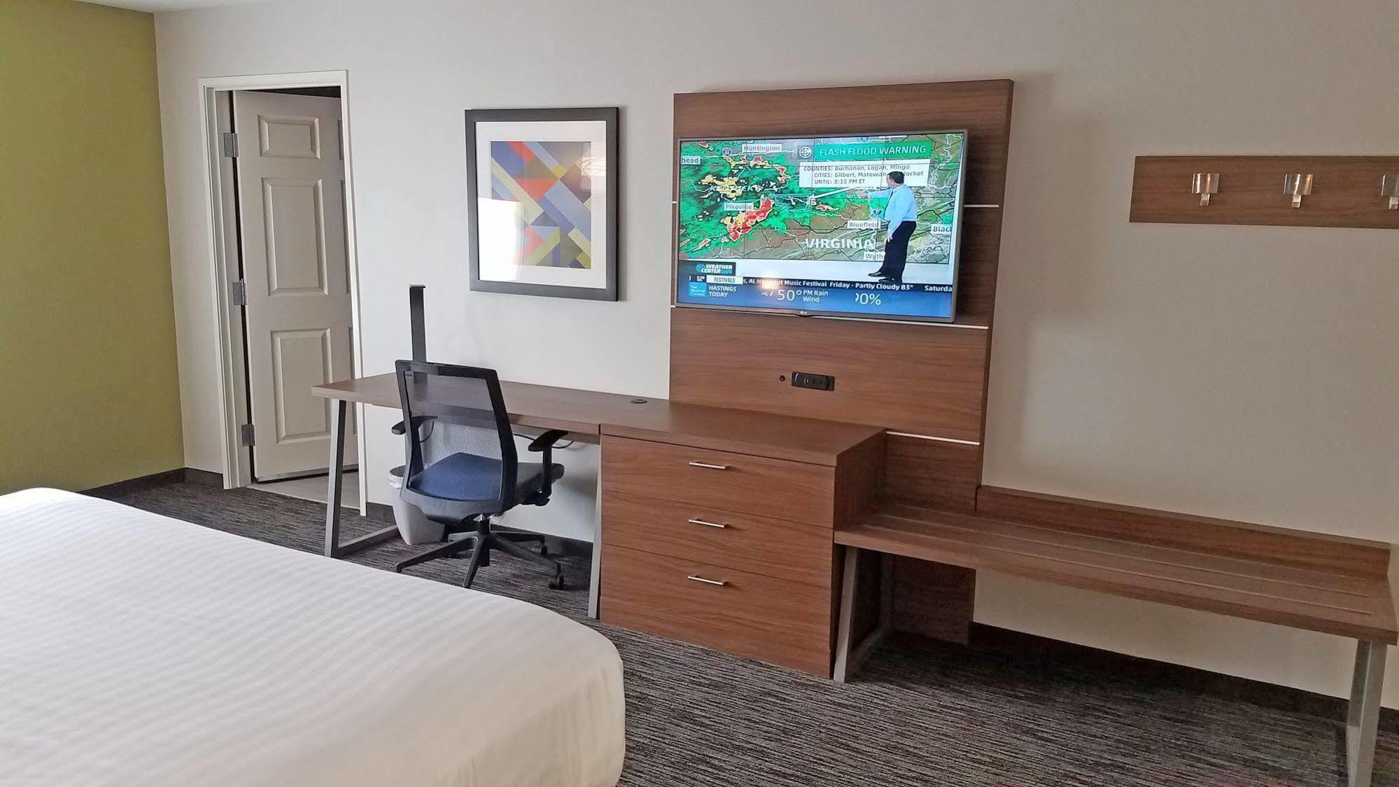 Holiday Inn Express Hastings By Ihg Exterior foto