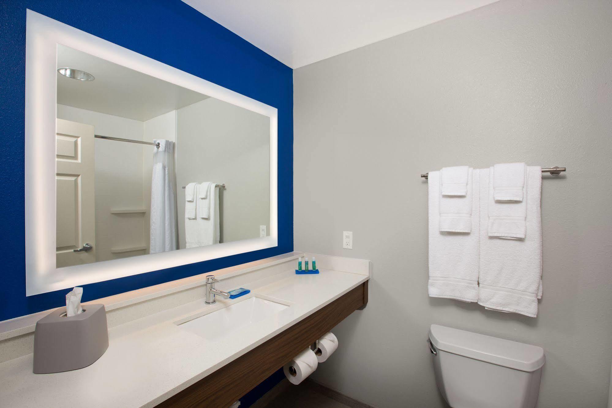 Holiday Inn Express Hastings By Ihg Exterior foto