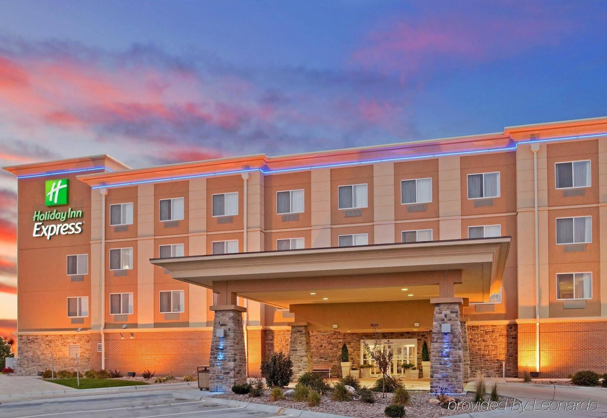 Holiday Inn Express Hastings By Ihg Exterior foto